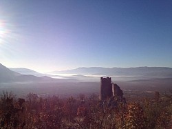 Festung im Dinaragebirge mit Blick auf das Tal und dem See Peruca