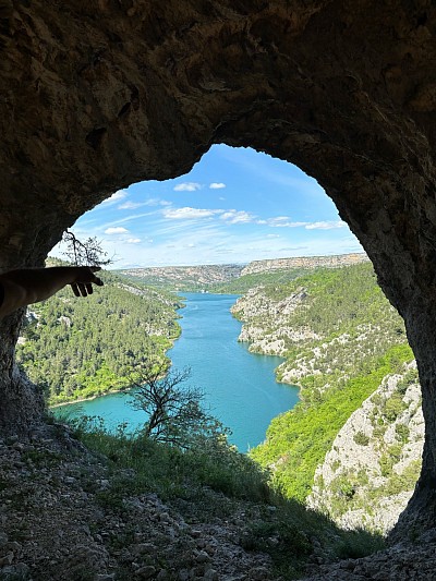 Versteckte Höhle mit Blick auf den Krka Nationalpark